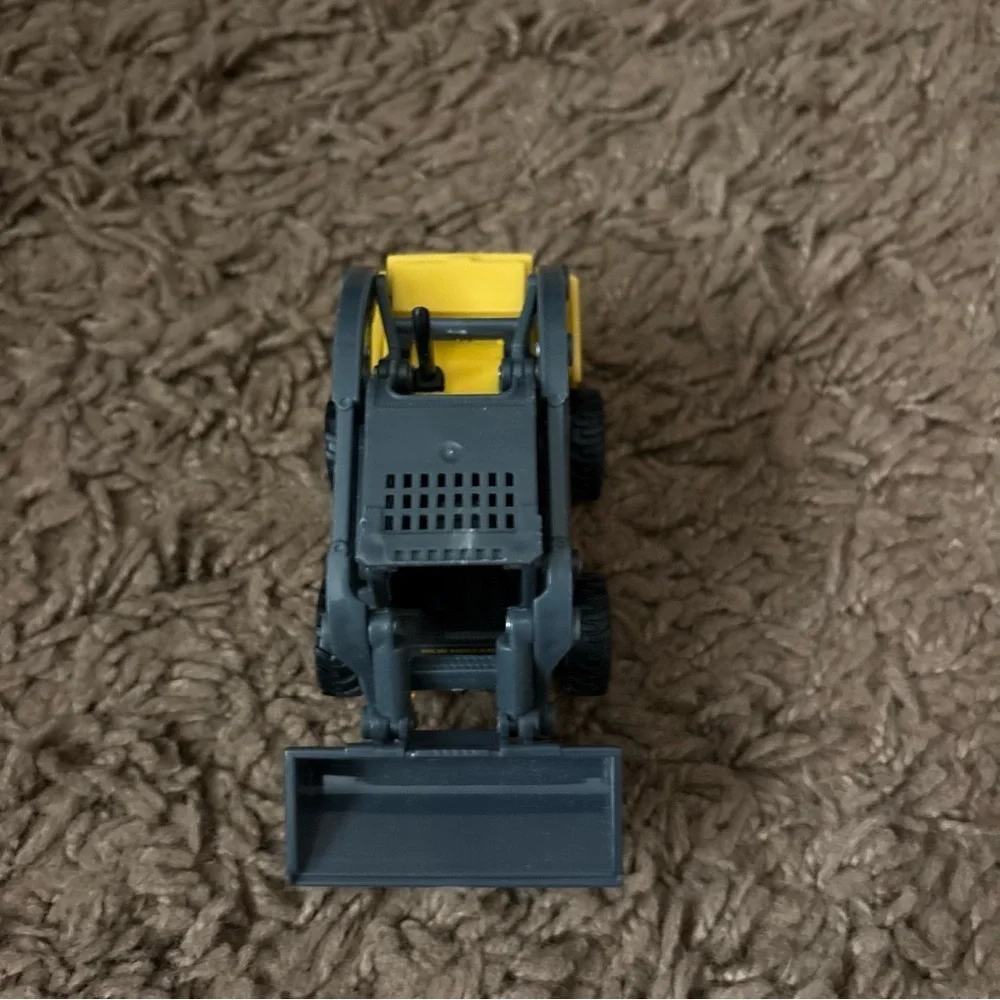 ERTL New Holland L230 Skid Steer Toy - 1:32 Scale Front Bucket